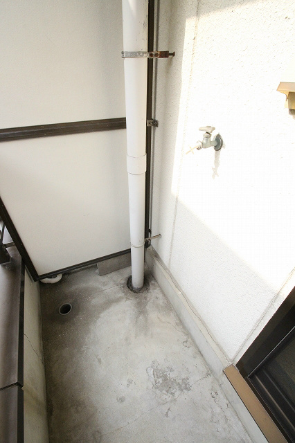 平和マンション 室外洗濯機置場