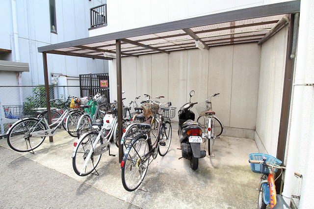 平和マンション 駐輪場