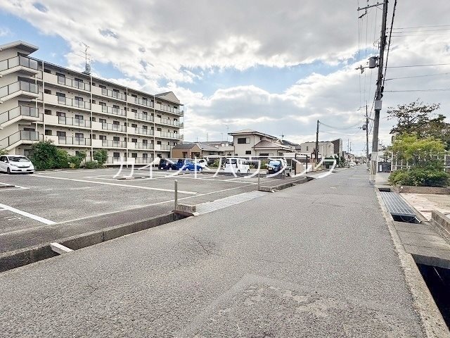 サニーコート中町 駐車場と前面道路助教