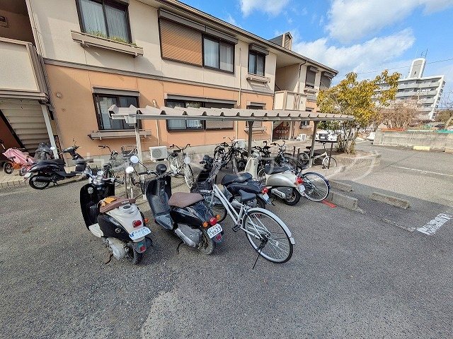 グランソレイユA・B・C棟 駐輪場