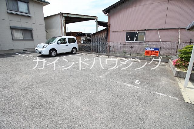 シャンテ葵 駐車場