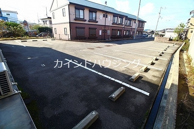 レオパレスひまわり 駐車場
