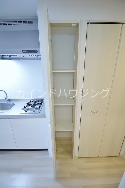 Phoenix Villaりんくう キッチン横収納