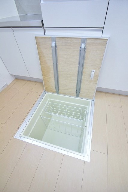 メゾン　ド　プラリネ 床下収納