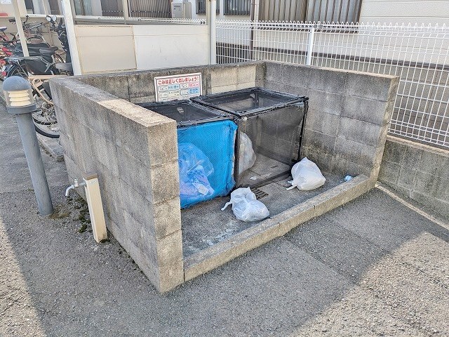 ハイネスアカデミー  敷地内ゴミ置き場