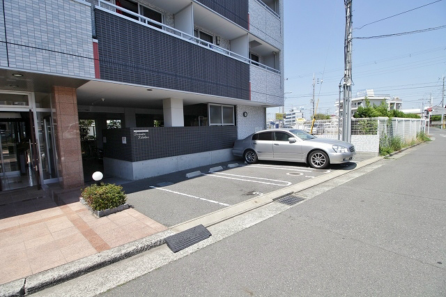 グランディール北勘 駐車場