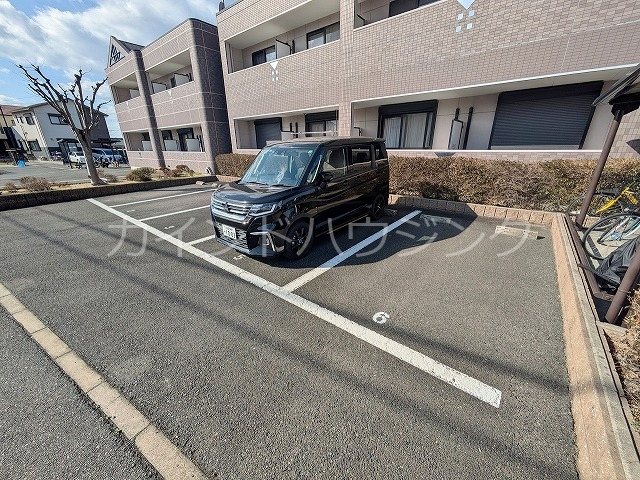 ラヴィーナ弐番館 駐車場