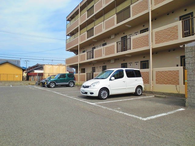 クレアーレ 駐車場